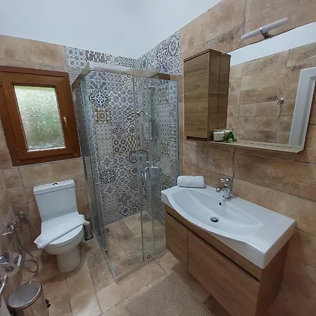 Willa Luxury Retreat Close To Gerolimni And Achla Beach Vourkoti